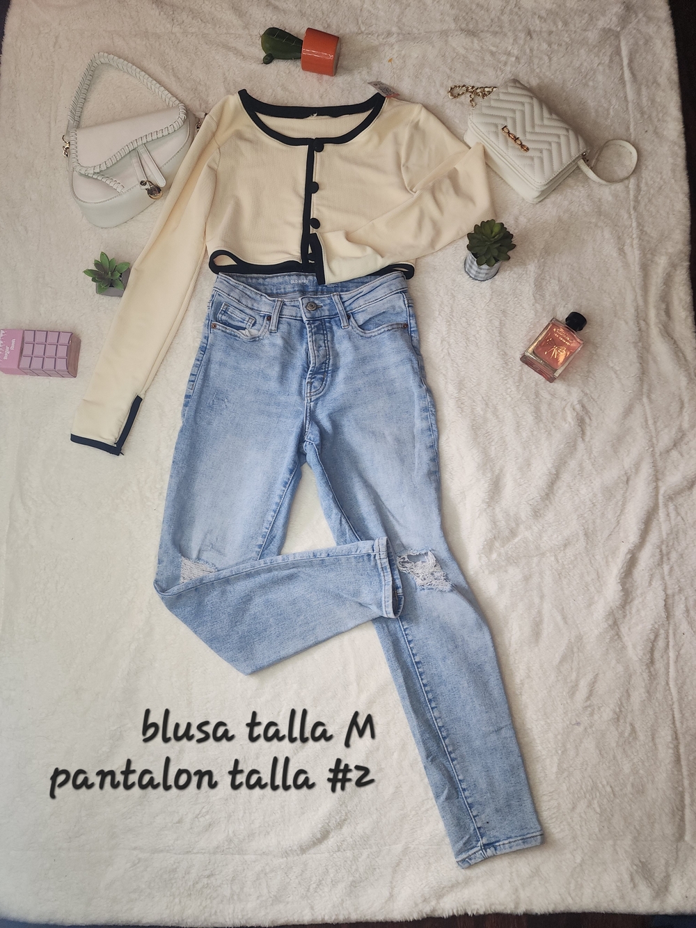 High-Rise Light Blue Skinny Jeans with Distressed Knee